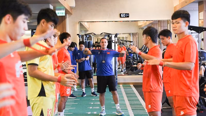 Các thành viên U23 Việt Nam tập luyện dưới sự hướng dẫn của chuyên gia thể lực Cedric Roger. (Ảnh: VFF)
