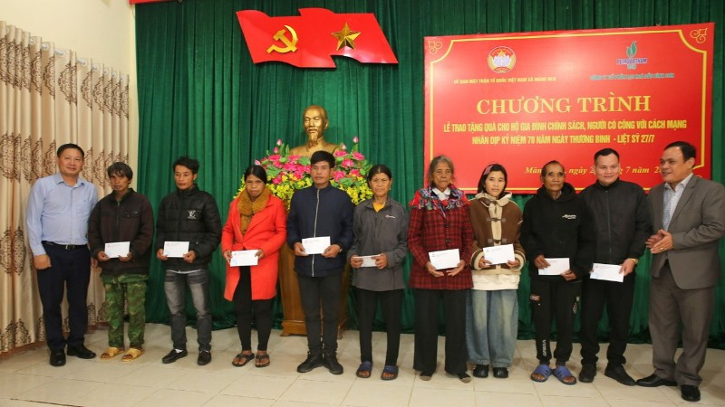 Chủ tịch HĐQT BSR Bùi Ngọc Dương (ngoài cùng bên trái) trao quà tri ân cho các thương bệnh binh, gia đình chính sách tại xã Măng Đen.