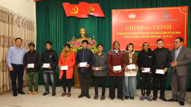 Chủ tịch HĐQT BSR Bùi Ngọc Dương (ngoài cùng bên trái) trao quà tri ân cho các thương bệnh binh, gia đình chính sách tại xã Măng Đen.