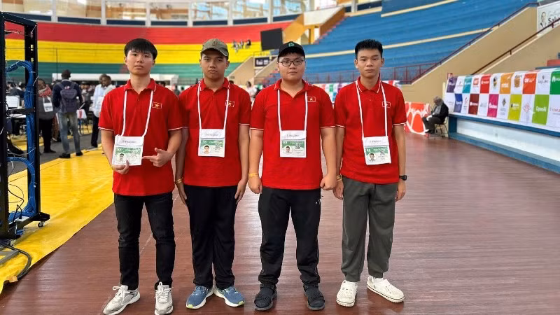Bốn học sinh trong Đội tuyển IOI Việt Nam 2025 (từ trái qua phải): Ninh Quang Thắng, Nguyễn Bùi Đức Dũng, Lê Kiến Thành, Đặng Huy Hậu.