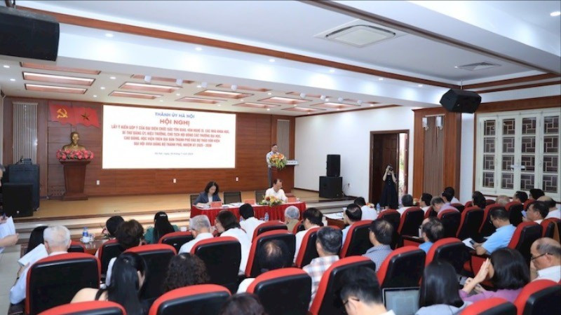 Hội nghị lấy ý kiến góp ý vào dự thảo văn kiện Đại hội Đảng bộ thành phố Hà Nội lần thứ 18. (Ảnh: QUANG THÁI).