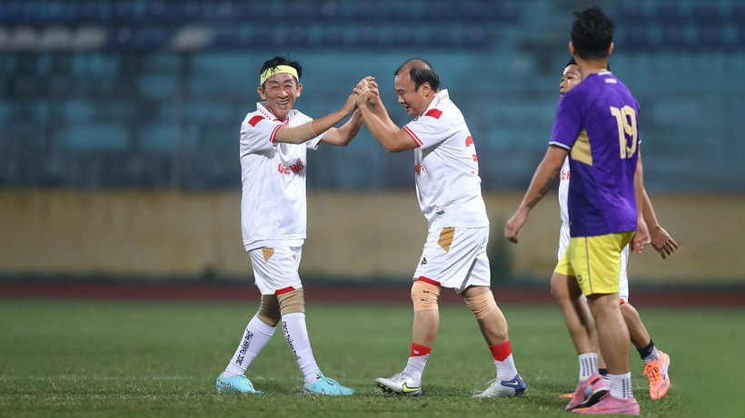 Các thành viên FC Đại biểu Quốc hội ăn mừng bàn thắng. 