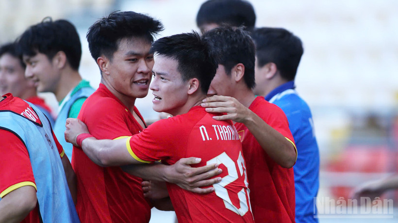 Thanh Nhàn ăn mừng cùng các đồng đội sau chiến thắng kịch tính. (Ảnh: HOÀNG MINH)