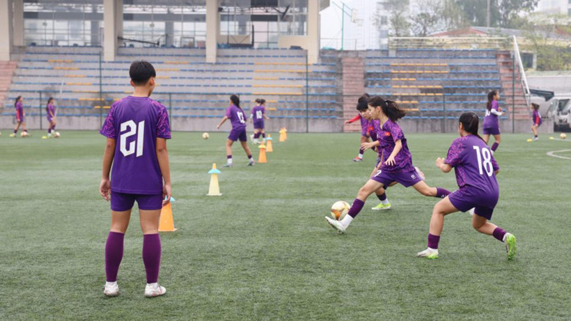 Các tuyển thủ U15 nữ Việt Nam trong một buổi tập luyện. (Ảnh: VFF)