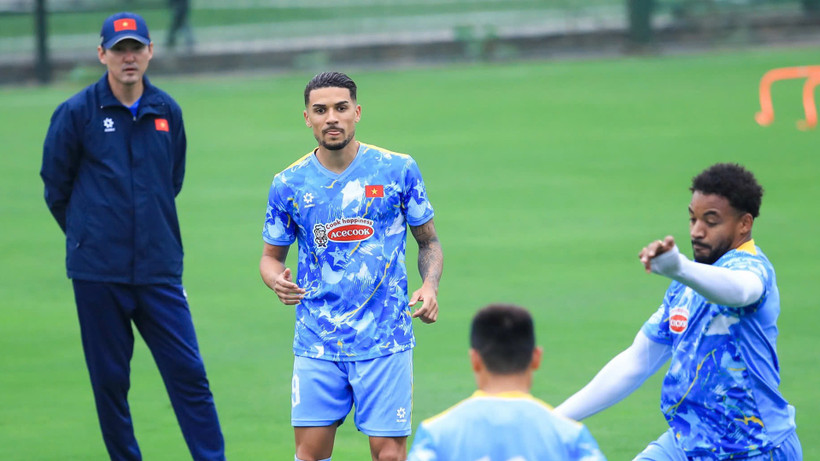 Đỗ Hoàng Hên nỗ lực cùng các đồng đội trong buổi tập. (Ảnh: MINH DÂN)