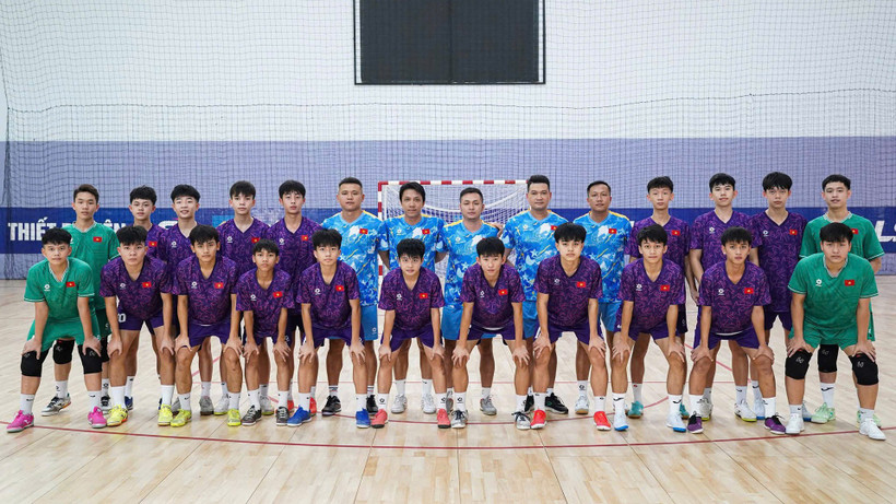 Ban huấn luyện cùng các tuyển thủ U16 futsal Việt Nam. (Ảnh: VFF)