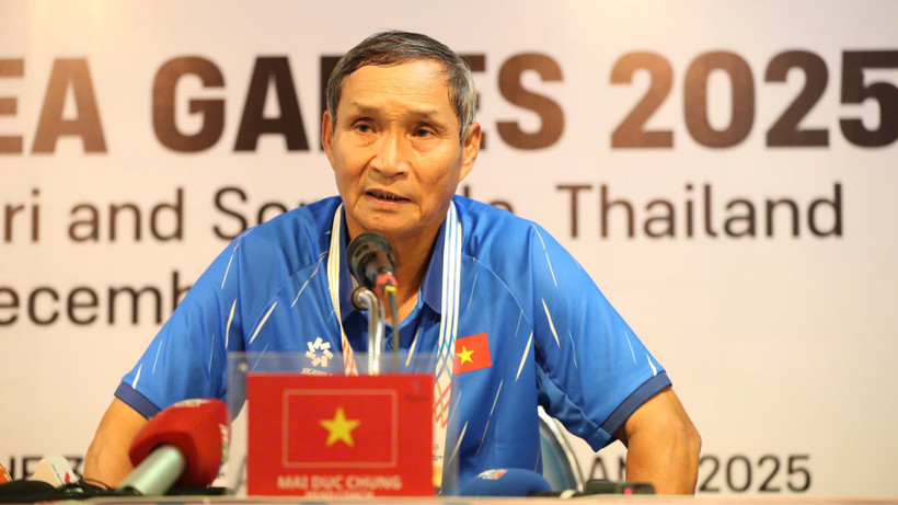 Huấn luyện viên Mai Đức Chung tại buổi họp báo sau trận thua 0-1 trước đội tuyển nữ Philippines. 