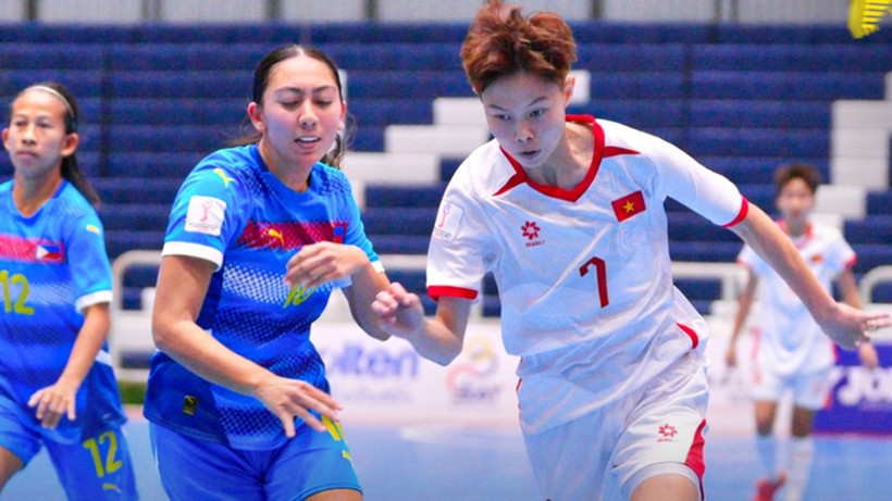 Đội tuyển futsal nữ Việt Nam (áo trắng) giành chiến thắng quan trọng ở vòng bảng. (Ảnh: VFF)