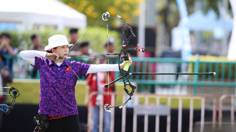 Cung thủ Lê Phạm Vân Anh tranh tài ở nội dung cung 3 dây hỗn hợp nam nữ. 