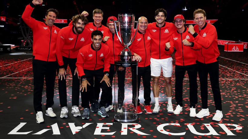 Các thành viên đội Thế giới ăn mừng cùng cúp vô địch Laver Cup 2025 với tay vợt cựu số 1 thế giới người Mỹ Andre Agassi. (Ảnh: Laver Cup)