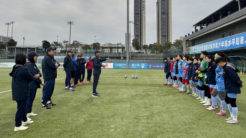 Huấn luyện viên Mai Đức Chung cùng các tuyển thủ đã có mặt và tập buổi đầu tiên tại Thâm Quyến. (Ảnh: VFF)