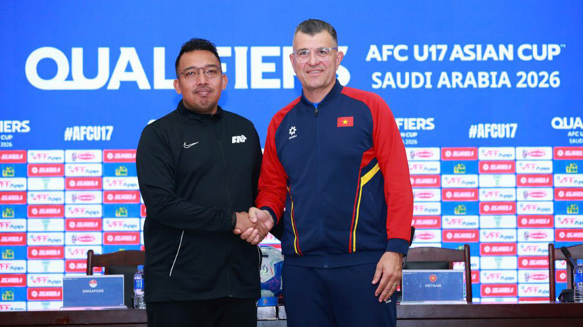 Huấn luyện viên Cristiano Roland của U17 Việt Nam (phải) và huấn luyện viên Ashraf Ariffin của U17 Singapore tại buổi họp báo. (Ảnh: VFF)