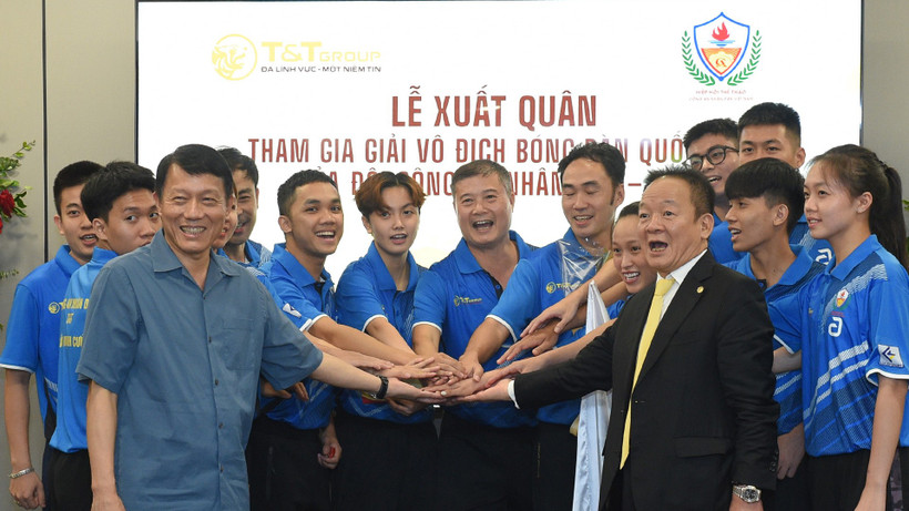 Bộ trưởng Công an, Đại tướng Lương Tam Quang cùng doanh nhân Đỗ Quang Hiển và huấn luyện viên, vận động viên Công an nhân dân T&T tại Lễ xuất quân tham gia Giải bóng bàn các đội mạnh quốc gia 2025. 
