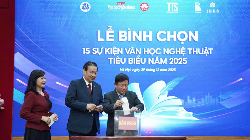 Lãnh đạo Liên hiệp các Hội Văn học nghệ thuật Việt Nam bỏ phiếu bầu chọn các sự kiện.