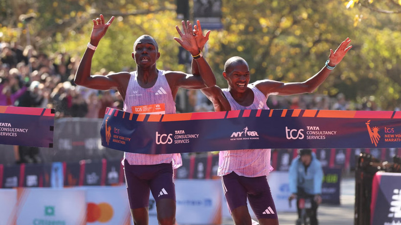 Benson Kipruto (trái) vượt qua Alexander Mutiso với thời gian chỉ ít hơn 0,03 giây. (Ảnh: Runner's World)