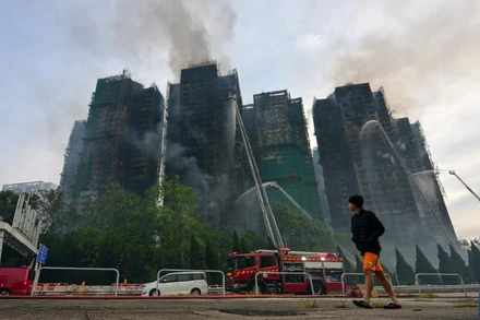 Các nỗ lực chữa cháy, cứu hộ vẫn tiếp tục trong sáng ngày 27/11. (Ảnh: TÂN HOA XÃ)