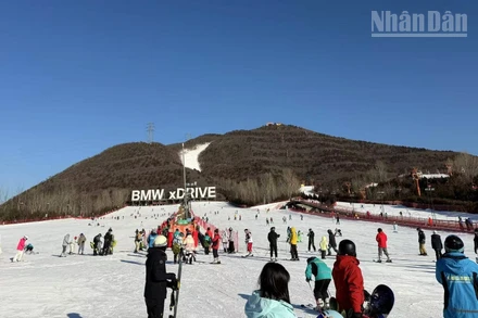 Bầu trời xanh và chất lượng không khí trong lành ở khu trượt tuyết Quân Đô Sơn ở ngoại ô Bắc Kinh những ngày đầu năm mới 2026. (Ảnh: HỮU HƯNG)