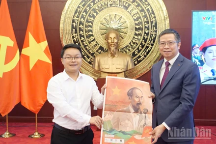 Đại diện Cơ quan thường trú Báo Nhân Dân tại Trung Quốc trao tặng phụ san đặc biệt tới Đại sứ Phạm Thanh Bình.