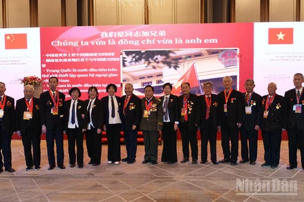 Các cựu chiến binh Trung Quốc từng tham gia giúp đỡ Việt Nam trong cuộc kháng chiến chống Mỹ, cứu nước chụp ảnh lưu niệm tại Lễ kỷ niệm 75 năm thiết lập quan hệ ngoại giao Việt Nam-Trung Quốc được tổ chức tại Bắc Kinh. 