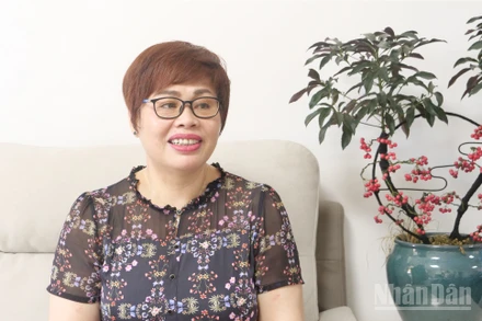 Giáo sư Phan Kim Nga trả lời phỏng vấn của phóng viên Báo Nhân Dân thường trú tại Trung Quốc.