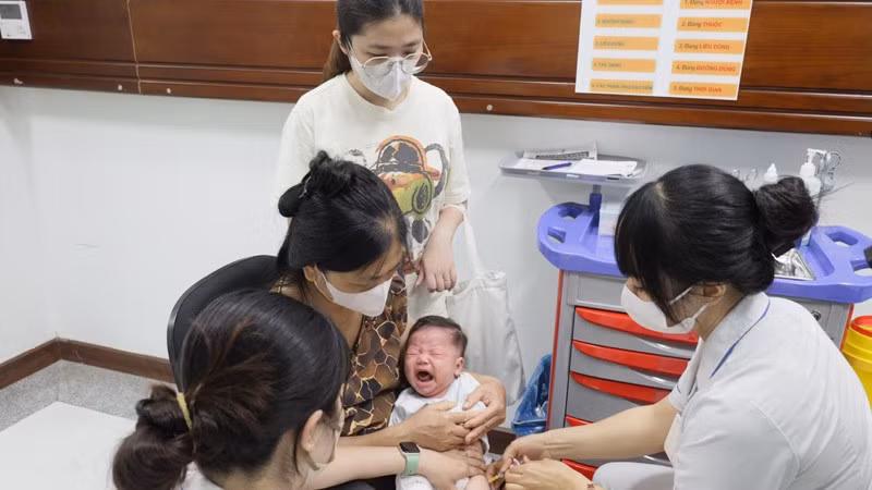 Trẻ em trong độ tuổi trên địa bàn Hà Nội tiêm vaccine phòng các bệnh truyền nhiễm trong Chương trình Tiêm chủng mở rộng.