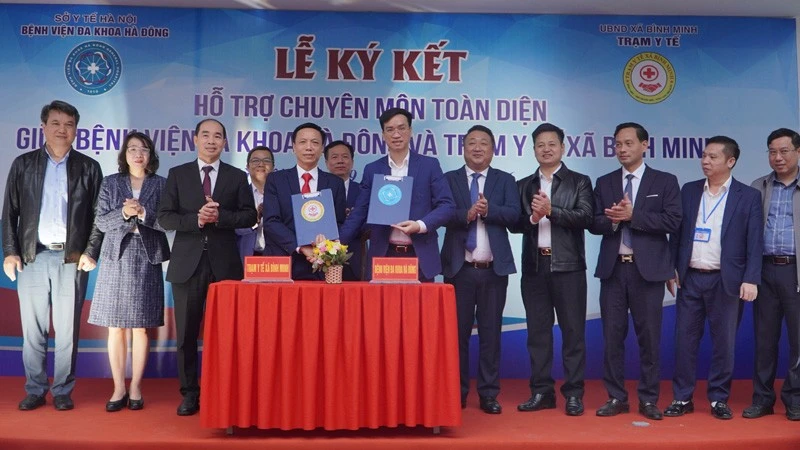 Lãnh đạo Bệnh viện đa khoa Hà Đông và trạm y tế xã Bình Minh ký kết hợp tác về hỗ trợ chuyên môn toàn diện