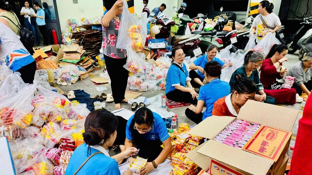 Điểm tiếp nhận tập trung tại cơ quan Ủy ban Mặt trận Tổ quốc Việt Nam Thành phố Hồ Chí Minh mọi người đang tích cực phân loại và đóng gói hàng hóa để vận chuyển tới tay bà con sớm nhất.