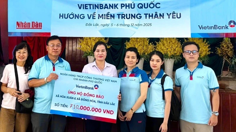 Đoàn thiện nguyện trao ủng hộ cho bà con xã Đông Hòa, xã Hòa Xuân của tỉnh Đắk Lắk.