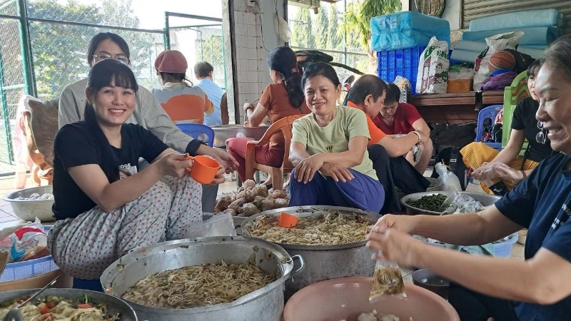 Mọi người tất bật chuẩn bị suất ăn cho bệnh nhân Bệnh viện Thủ Đức trong ngày 1/12/2025.