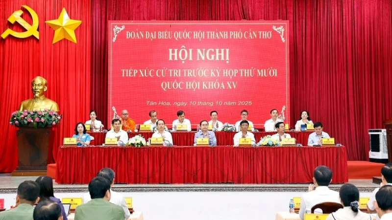 Chủ tịch Quốc hội Trần Thanh Mẫn tiếp xúc cử tri tại xã Tân Hòa, thành phố Cần Thơ. (Ảnh: Doãn Tấn/TTXVN)