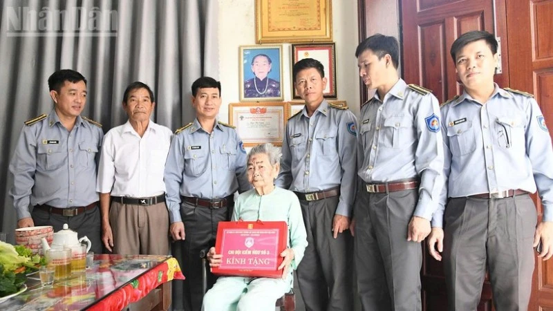 Tặng quà tri ân Mẹ Việt Nam Anh hùng.