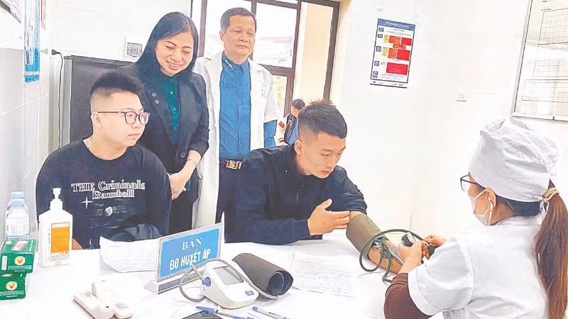 Lãnh đạo xã Triệu Việt Vương (Hưng Yên) động viên thanh niên đến khám tuyển nghĩa vụ quân sự.