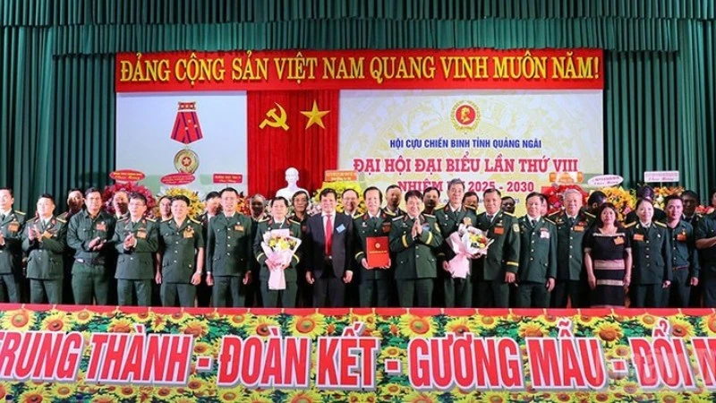 Lãnh đạo tỉnh Quảng Ngãi và Hội Cựu chiến binh Việt Nam trao quyết định, tặng hoa chúc mừng Ban Chấp hành Hội Cựu chiến binh tỉnh Quảng Ngãi nhiệm kỳ 2025-2030.