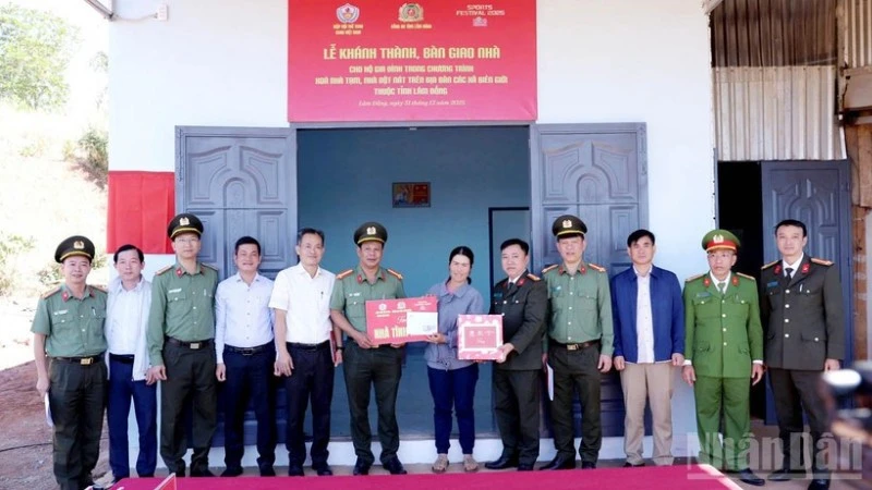 Lãnh đạo Công an tỉnh Lâm Đồng, chính quyền địa phương và đại diện các nhà tài trợ trao nhà cho các gia đình tại xã Quảng Trực.