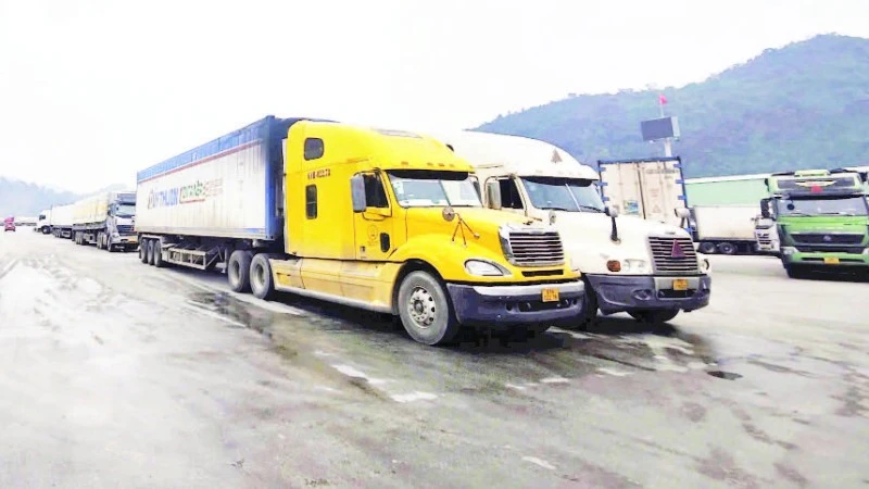 Xe hàng hóa tại bến bãi tại khu vực cửa khẩu Tân Thanh, tỉnh Lạng Sơn. (Ảnh: QUỐC ĐẠT)