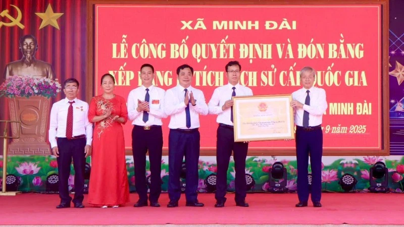 Lãnh đạo Bộ Văn hóa, Thể thao và Du lịch trao bằng công nhận Khu di tích kinh tế Thanh niên Minh Đài là Khu di tích lịch sử quốc gia.