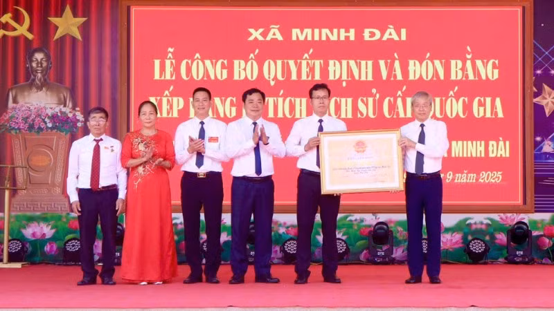 Lãnh đạo Bộ Văn hóa, Thể thao và Du lịch trao bằng công nhận Khu di tích kinh tế Thanh niên Minh Đài là Khu di tích lịch sử quốc gia.