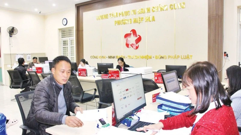 Cán bộ Trung tâm phục vụ hành chính công phường Hiệp Hòa giải quyết thủ tục hành chính phục vụ người dân. (Ảnh minh họa)