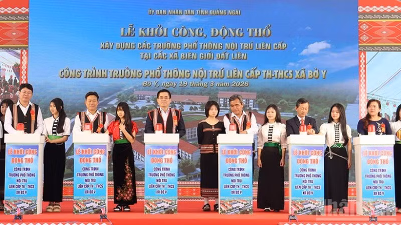Lãnh đạo các bộ, ngành và tỉnh Quảng Ngãi thực hiện nghi thức khởi công xây dựng trường phổ thông nội trú liên cấp xã biên giới Bờ Y.