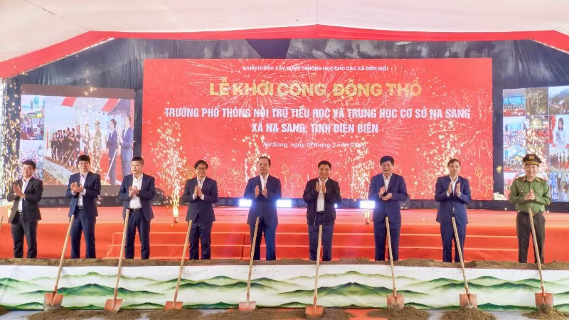 Đồng chí Nguyễn Văn Thắng, Bộ trưởng Tài chính cùng các đồng chí lãnh đạo tỉnh Điện Biên thực hiện nghi thức khởi công xây dựng Trường nội trú liên cấp Na Sang. 