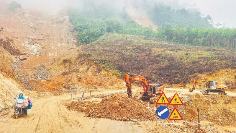 Các đơn vị đang tập trung khắc phục, sửa chữa hư hỏng trên Quốc lộ 40B đoạn qua xã Trà Tân.