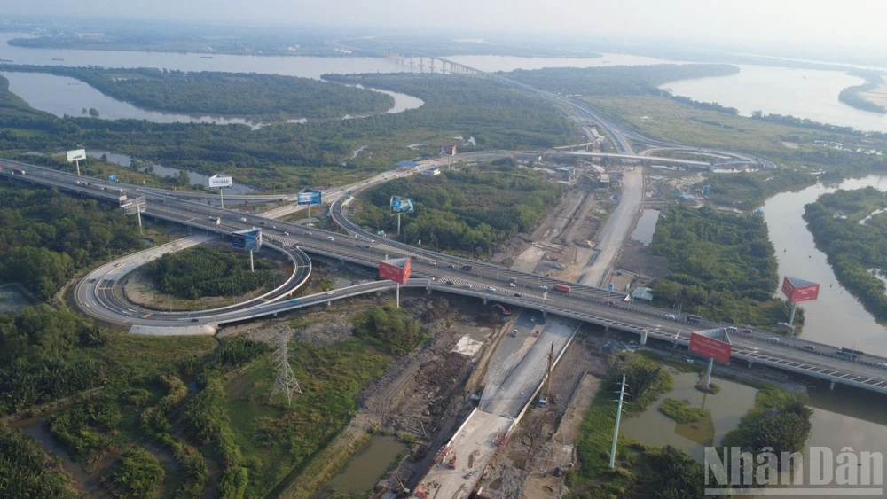 Tuyến Vành đai 3 đi qua Thành phố Hồ Chí Minh có chiều dài hơn 47km, trong đó khoảng 14,7km, được xây dựng trên cao, kết nối với tuyến cao tốc Thành phố Hồ Chí Minh-Long Thành-Dầu Giây.