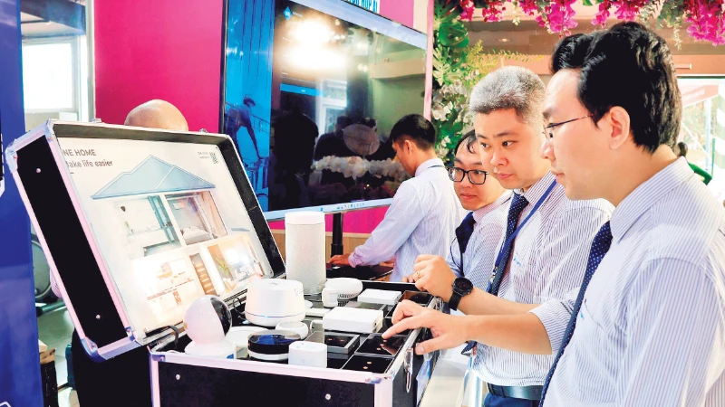 Kỹ sư công nghệ thông tin của VNPT Lâm Đồng giới thiệu công nghệ ứng dụng ngôi nhà thông minh.