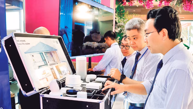 Kỹ sư công nghệ thông tin của VNPT Lâm Đồng giới thiệu công nghệ ứng dụng ngôi nhà thông minh.