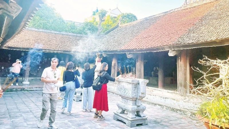 Du khách vãn cảnh chùa Chuông (Hưng Yên).