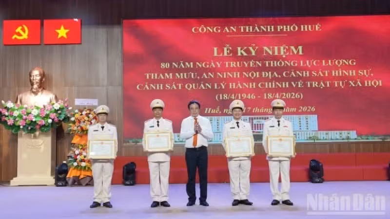 Nhiều tập thể đã được lãnh đạo thành phố khen thưởng.