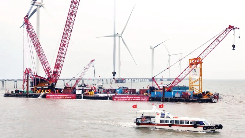 Công trình dự án nhà máy điện gió ngoài khơi, vị trí biển V1-7, xã Đông Hải, tỉnh Vĩnh Long.