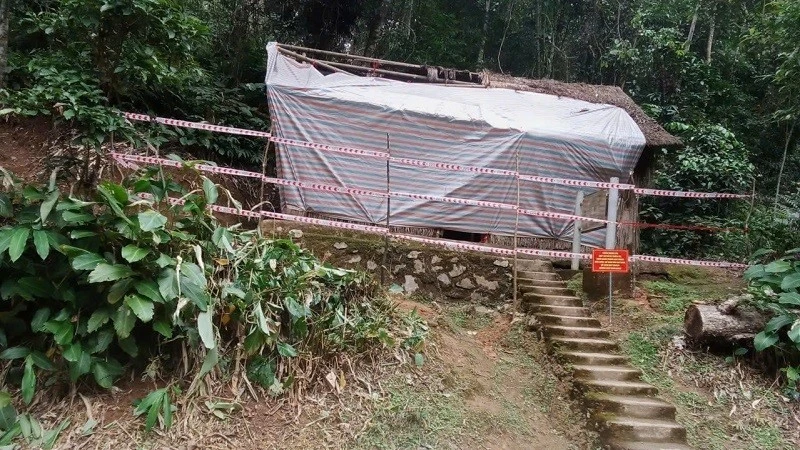 Hiện tại, lán Tham mưu trưởng Hoàng Văn Thái đã được chăng dây, cắm biển để sửa chữa.