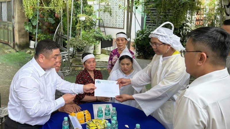 Đại diện Ban An toàn giao thông Thành phố Hồ Chí Minh động viên và trao hỗ trợ cho gia đình các nạn nhân.