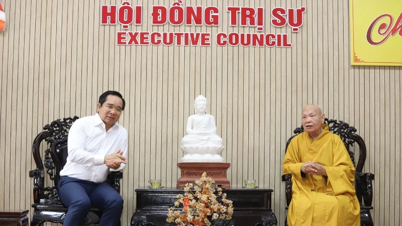 Đồng chí Nguyễn Văn Được trò chuyện cùng Trưởng lão Hòa thượng Thích Thiện Nhơn. (Ảnh: Ngô Tùng)